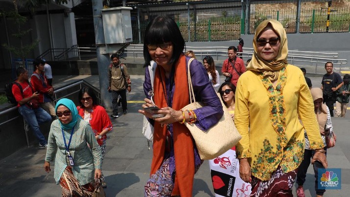 Komunitas warga berkebaya berjalan di sekitar kawasan Stasiun MRT Dukuh Atas, Jakarta, Selasa (25/6). Gerakan tersebut mengajak para warga untuk mengenakan busana identitas Indonesia seperti berkebaya pada hari selasa. Belasan perempuan mengenakan kebaya berlalu lalang melintasi kawasan Stasiun BNI dan MRT Dukuh Atas. Mereka juga menyerukan hastag #SelasaBerkebaya.  (CNBC Indonesia/Muhammad Sabki)