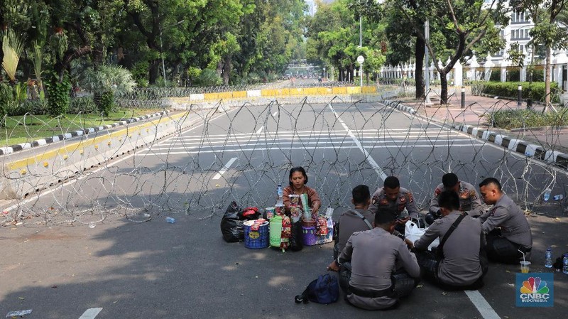 Puluhan ribu personel keamanan dikerahkan di gedung MK pada Rabu (26/6) jelang hasil keputusan sidang sengketa Pilpres 2019, besok.