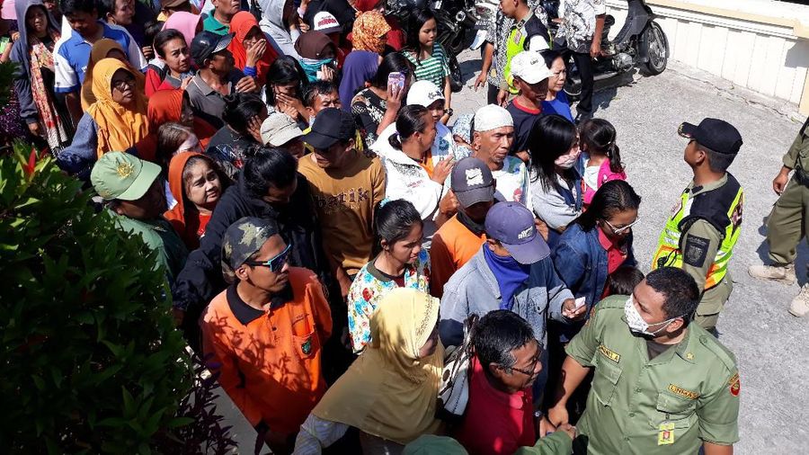 Kota-kota macam Semarang, Solo, dan Yogyakarta ada aksi pembagian ayam gratis oleh para peternak.