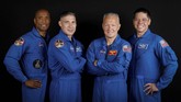 Kru astronaut NASA yang berada dalam Falcon Heavy terdiri dari Victor Glover, Michael Hopkins, Douglas Hurley and Bob Behnken berpose di Johnson Space Center in Houston, Texas, AS. (REUTERS/Mike Blake)