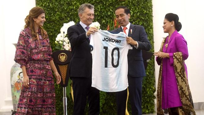 Dapat <i>Jersey</i> Argentina, Jokowi Jadi Messi