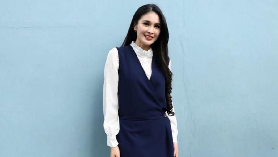 Artis cantik Sandra Dewi sedang bergairah.