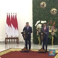 Ketika Jokowi Menerima Jersey Messi Bertuliskan 'Jokowi'