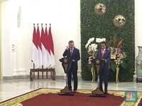 Ketika Jokowi Menerima Jersey Messi Bertuliskan 'Jokowi'
