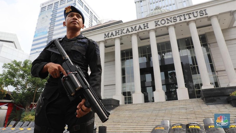 Puluhan ribu personel keamanan dikerahkan di gedung MK pada Rabu (26/6) jelang hasil keputusan sidang sengketa Pilpres 2019, besok.
