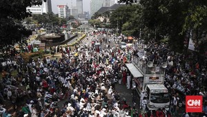 Massa Aksi Kawal Putusan MK Berkumpul di Medan Merdeka Barat