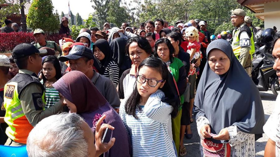 Kota-kota macam Semarang, Solo, dan Yogyakarta ada aksi pembagian ayam gratis oleh para peternak.