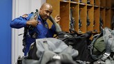 Kru astronaut NASA Victor Glover bersiap untuk latihan terbang pada Mei lalu, sebulan sebelum Falcon Heavy lepas landas. (REUTERS/Mike Blake)