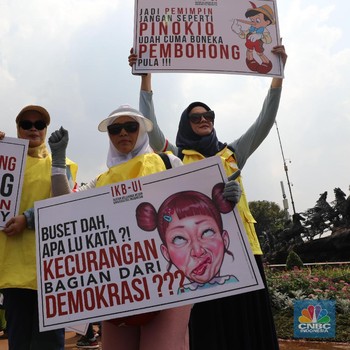 Penuh Semangat, Emak-emak Berdemo di Sekitar Gedung MK