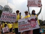 Penuh Semangat, Emak-emak Berdemo di Sekitar Gedung MK