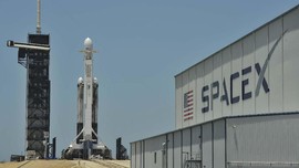 SpaceX Mulai Misi Komersial ke Luar Angkasa Pada 2021