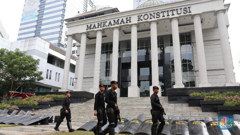 Puluhan ribu personel keamanan dikerahkan di gedung MK pada Rabu (26/6) jelang hasil keputusan sidang sengketa Pilpres 2019, besok.