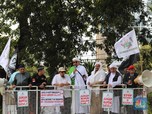 Aksi Massa Gelar Doa dan Tahlil di Depan Patung Kuda
