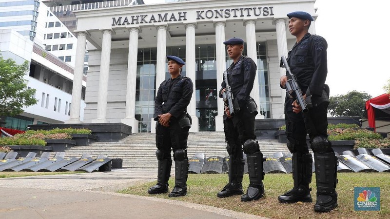 Puluhan ribu personel keamanan dikerahkan di gedung MK pada Rabu (26/6) jelang hasil keputusan sidang sengketa Pilpres 2019, besok.