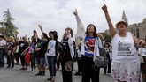 Penggemar serempak menunjuk langit setelah mengheningkan cipta untuk mengenang Jackson. (REUTERS/Mike Blake)