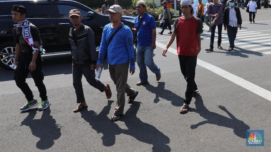 Mereka berdemo menunggu hasil sidang sengketa pilpres oleh Mahkamah Konstitusi siang nanti.