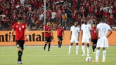 Mohamed Salah merayakan gol perdana yang dicetaknya di Piala Afrika 2019 sekaligus gol kedua timnas Mesir ke gawang timnas Kongo pada menit ke-43 di Stadion Internasional Kairo, Rabu (26/6) waktu setempat. (REUTERS/Mohamed Abd El Ghany)
