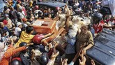 Sebanyak 5.000 ekor ayam dibagikan secara gratis kepada warga Yogyakarta sebagai bentuk sikap atas anjloknya harga ayam broiler yang membuat rugi di tingkat peternak. (ANTARA FOTO/Andreas Fitri Atmoko).