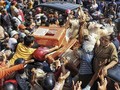 FOTO: Protes Harga Anjlok, Peternak Bagi-bagi Ayam Gratis