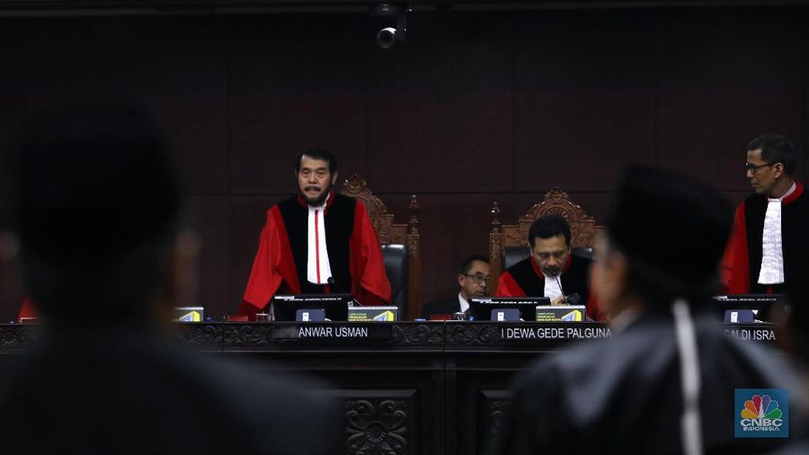 Mahkamah Konstitusi (MK) menyampaikan pertimbangan terkait status Ma'ruf Amin di Bank Syariah Mandiri (BSM) dan Bank BNI Syariah.