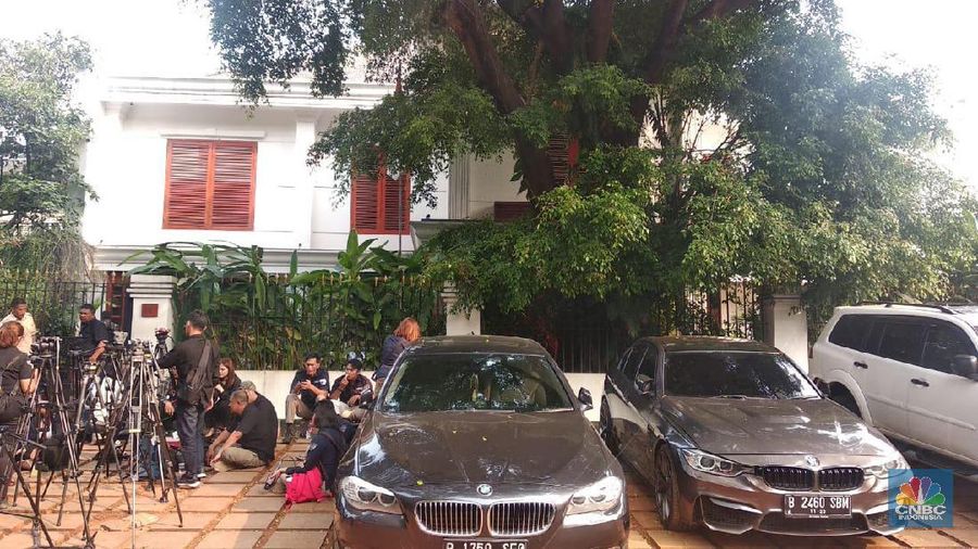 Didalam rumah, Prabowo beserta tim dan Sandiaga Uno mengadakan nonton bersama sidang putusan sengketa pilpres.