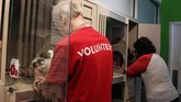 Kawanan kucing yang terdaftar sebagai pembunuh bayaran dihadiahi kandang, makanan, dan susu hangat oleh pemilik perumahan dan perkantoran. (AFP/Anna-Rose Gassot)
