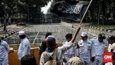 Massa melakukan unjuk rasa saat sidang putusan Mahkamah Konstitusi (MK) di kawasan Jalan Medan Merdeka Barat, Jakarta, 27 Juni 2019. (CNN Indonesia/Andry Novelino)
