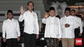 Calon Presiden dan Wakil Presiden nomor urut 01 Joko Widodo (tengah) dan Ma'ruf Amin (kiri) menyapa wartawan sebelum menyampaikan keterangan pers menanggapi putusan perselisihan hasil pemilihan umum (PHPU) Pilpres 2019, Jakarta, 27 Juni 2019. (CNN Indonesia/Safir Makki)