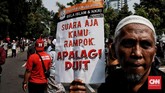 Massa aksi kawal pembacaan putusan sengketa Pilpres oleh MK menunjukkan poster yang menunjukkan protes mereka atas pelaksanaan pemilu, Jakarta, 27 Juni 2019. (CNN Indonesia/Andry Novelino)