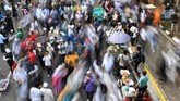 Massa membubarkan diri usai melakukan aksi kawal putusan Mahkamah Konstitusi (MK) soal Perselisihan Hasil Pemilihan Umum (PHPU) Presiden dan Wakil Presiden 2019 di kawasan Jalan Medan Merdeka Barat, Jakarta, Kamis (27/6/2019). (ANTARA FOTO/Wahyu Putro A)