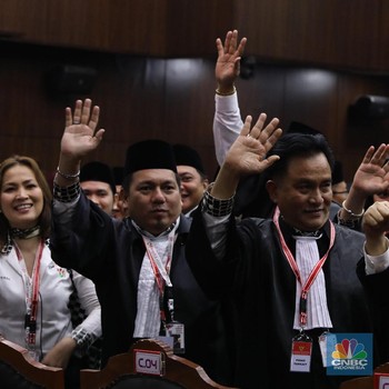Wajah Sumringah Tim Hukum Jokowi-Amin Usai MK Tolak Prabowo