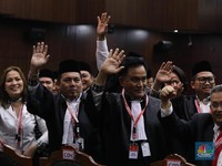Wajah Sumringah Tim Hukum Jokowi-Amin Usai MK Tolak Prabowo