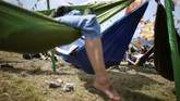 Tempat tidur gantung jadi alternatif menyenangkan untuk sekadar menikmati sinar matahari, sampai tidur. (REUTERS/Henry Nicholls)