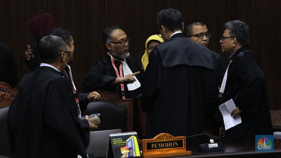 Ketua Tim Kuasa Hukum Prabowo-Sandi, Bambang Widjojanto, memberikan tanggapan atas putusan Mahkamah Konstitusi (MK), Kamis (27/6/2019) malam.