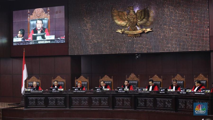 Hal itu disampaikan Majelis Hakim Konstitusi dalam sidang pembacaan putusan permohonan sengketa pilpres yang diajukan Prabowo-Sandi.
