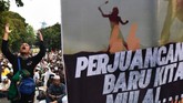 Peserta massa aksi kawal putusan sengketa Pilpres 2019 menengadahkan tangan saat berdoa di sekitar Gedung Mahkamah Konstitusi, Jakarta, 27 Juni 2019. (Antara Foto/Saptono)