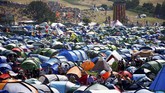 Festival ini makin populer dari tahun ke tahun, dihadiri oleh ribuan orang yang menginap di tenda berwarna-warni. (REUTERS/Henry Nicholls)