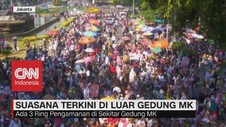 VIDEO: Massa Mulai Berdatangan di Luar Gedung MK