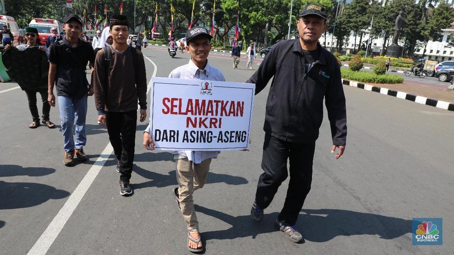 Mereka berdemo menunggu hasil sidang sengketa pilpres oleh Mahkamah Konstitusi siang nanti.