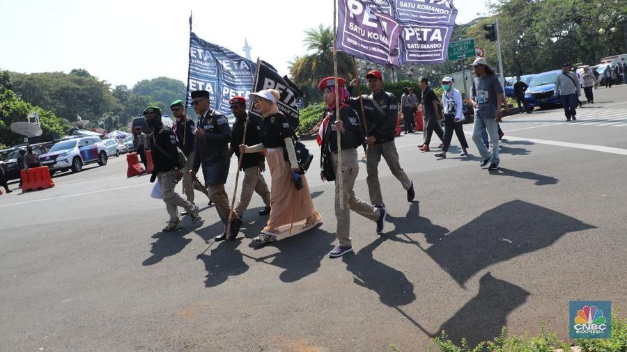 Mereka berdemo menunggu hasil sidang sengketa pilpres oleh Mahkamah Konstitusi siang nanti.