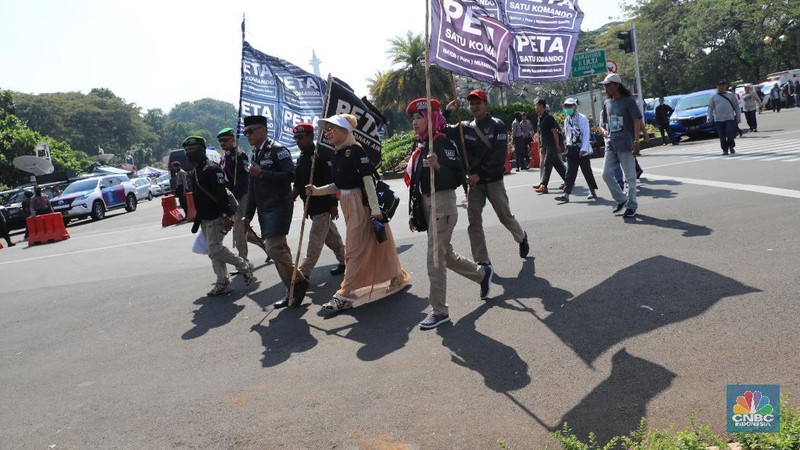 Mereka berdemo menunggu hasil sidang sengketa pilpres oleh Mahkamah Konstitusi siang nanti.