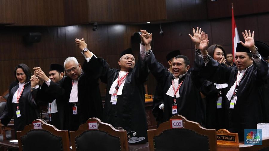 Joko Widodo-Ma'ruf Amin tak lagi ada halangan untuk menduduki kursi Presiden dan Wakil Presiden pada masa jabatan 2019-2024.