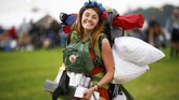 Sekalipun saat ini banyak tempat di dunia sedang terlanda gelombang panas, termasuk Somerset, tempat penyelenggaraan Festival Glastonbury, pengunjung tak peduli. (REUTERS/Henry Nicholls)