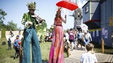 Tak hanya musik, Festival Glastonbury juga memiliki sajian berupa tarian, komedi, teater, sirkus, sampai kabaret. (REUTERS/Henry Nicholls)