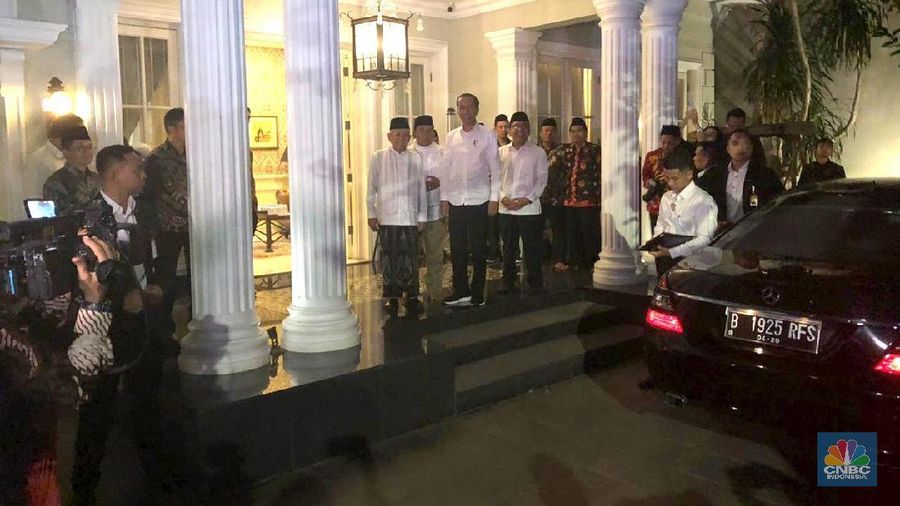 Jokowi menyambangi kediaman cawapres nomor urut 01 KH Ma'ruf Amin di Jalan Situbondo, Menteng, Jakarta Pusat.