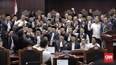Tim kuasa hukum dan tim pendamping Jokowi-Ma'ruf berfoto bersama di ruang sidang Mahkamah Konstitusi pascasidang putusan PHPU Pilpres 2019, 27 Juni 2019. (CNN Indonesia/Adhi Wicaksono)