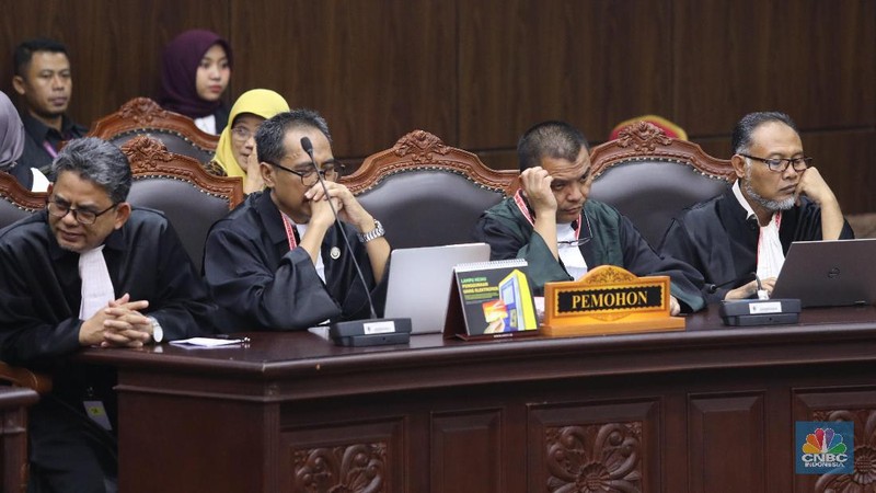 Hakim Mahkamah Konstitusi (MK) membacakan putusan atas permohonan gugatan pilpres yang diajukan Prabowo Subianto-Sandiaga Uno.