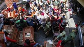 Perhimpunan Insan Perunggasan Rakyat Indonesia (Pinsar Indonesia) juga membagikan ayam gratis di Kota Solo, Jawa Tengah, Rabu (26/6). (ANTARA FOTO/Maulana Surya).