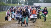 Festival Glastonbury adalah sebuah perayaan terhadap seni yang diselenggarakan selama lima hari berturut-turut. (REUTERS/Henry Nicholls)