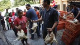 Di Solo, 30 ribu ekor ayam dibagikan secara gratis kepada masyarakat sebagai bentuk protes atas anjloknya harga daging ayam ras di pasaran. (ANTARA FOTO/Maulana Surya).